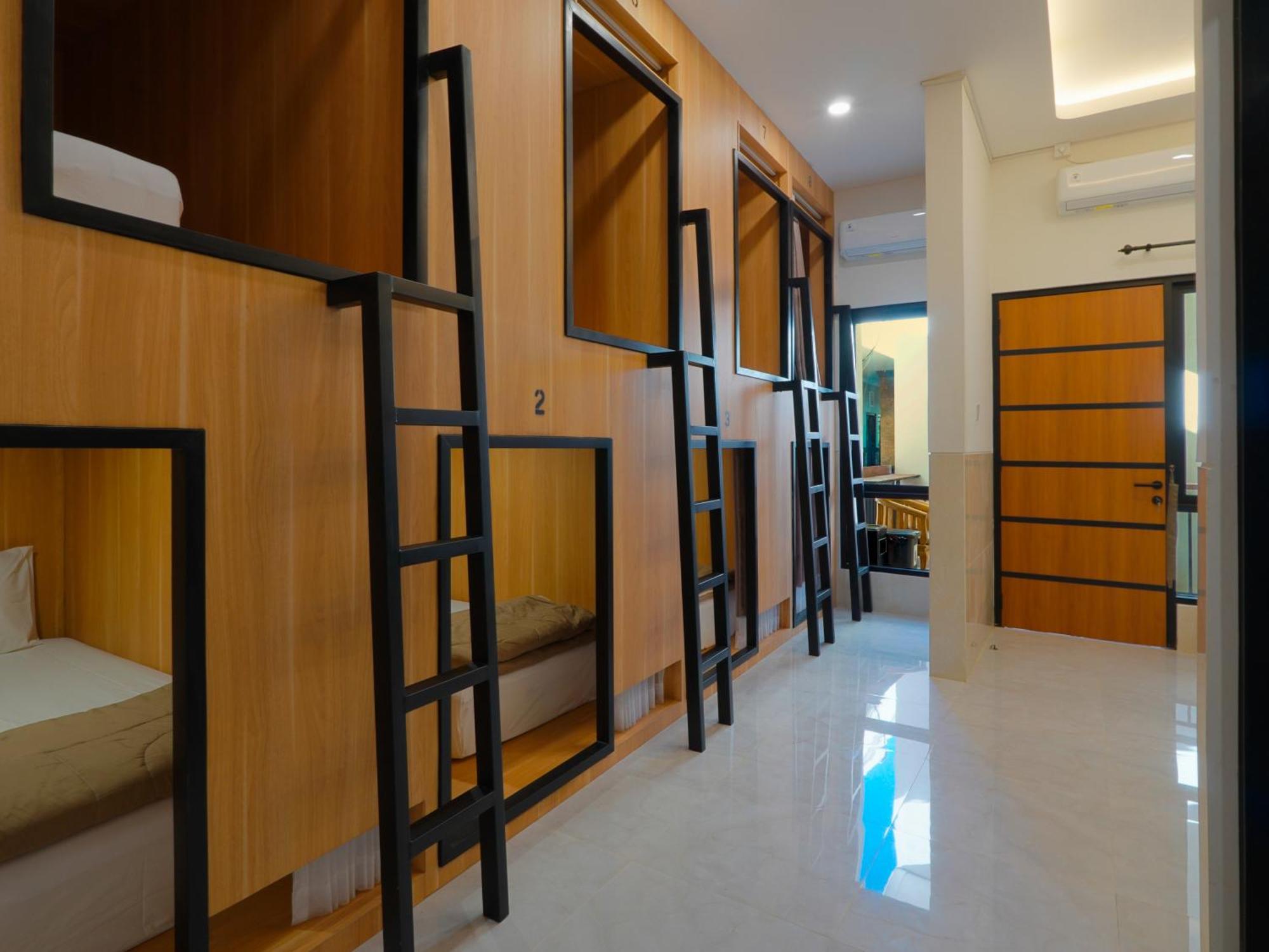 8-Bed Mixed Dormitory Room