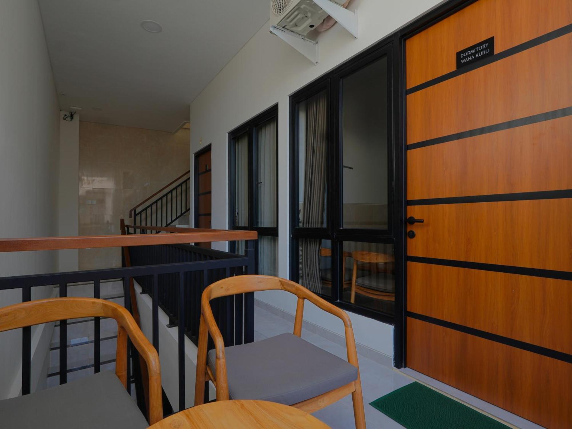8-Bed Mixed Dormitory Room
