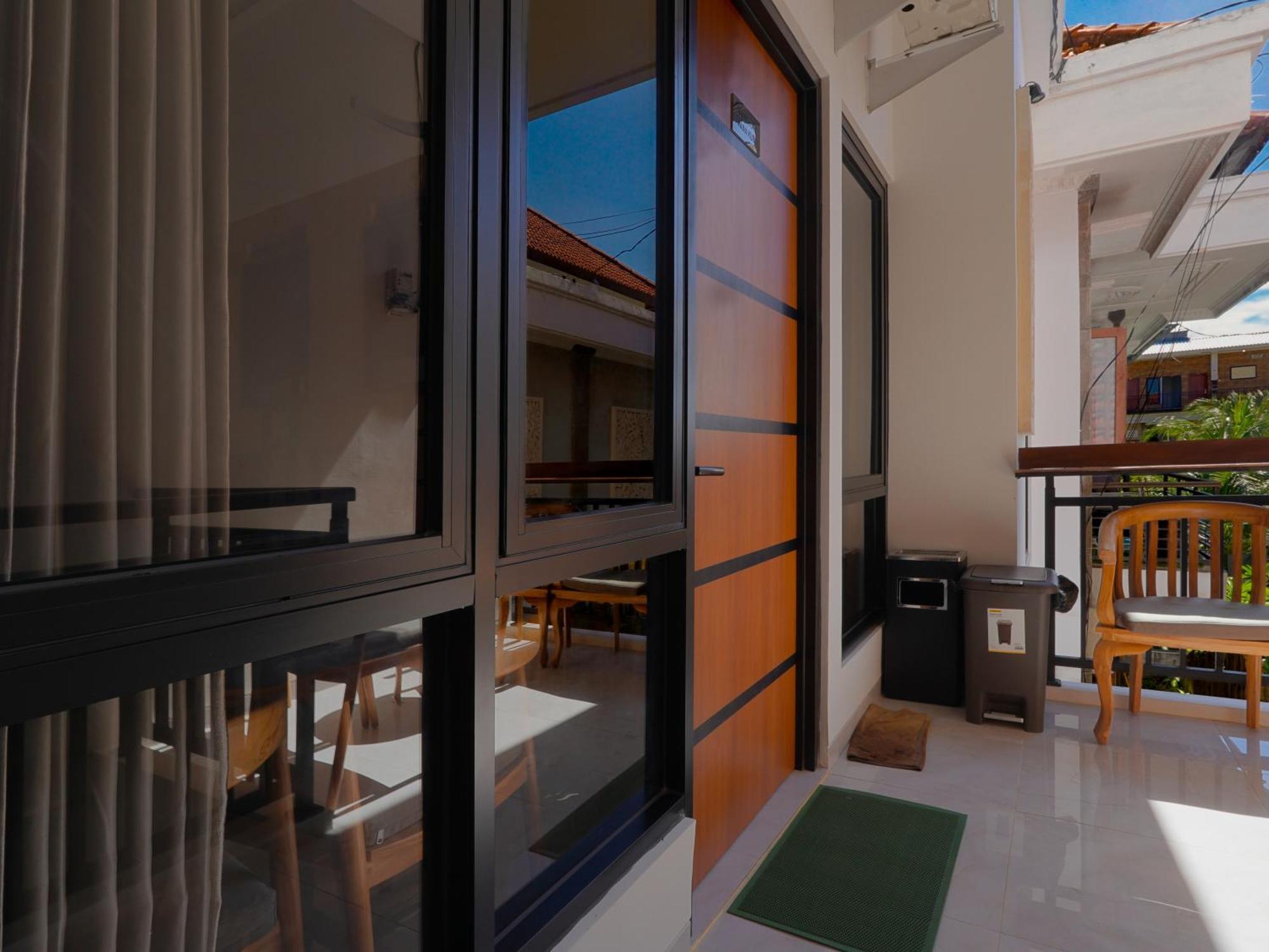 8-Bed Mixed Dormitory Room
