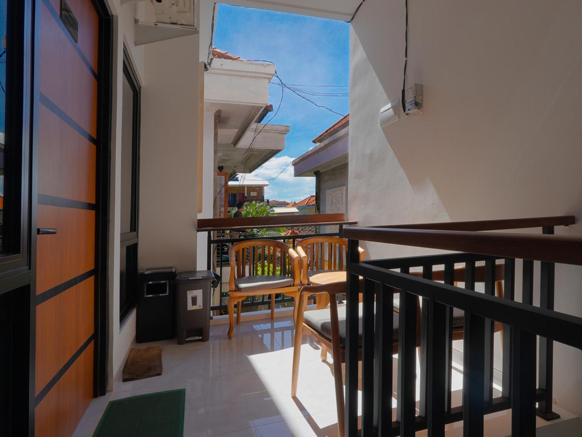 8-Bed Mixed Dormitory Room