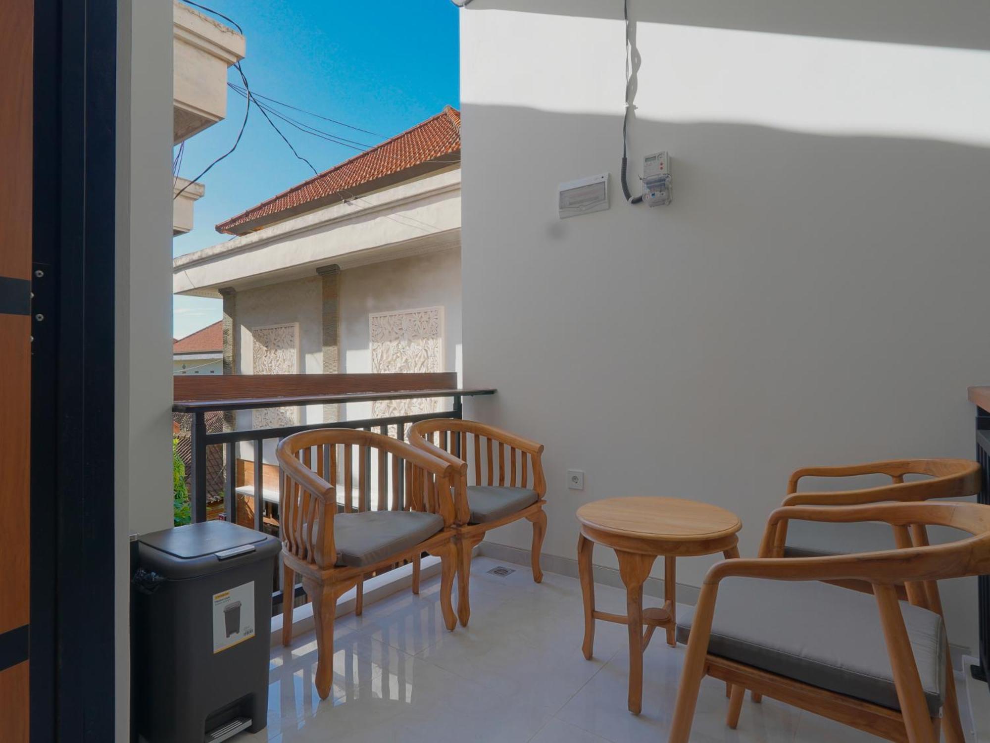 8-Bed Mixed Dormitory Room